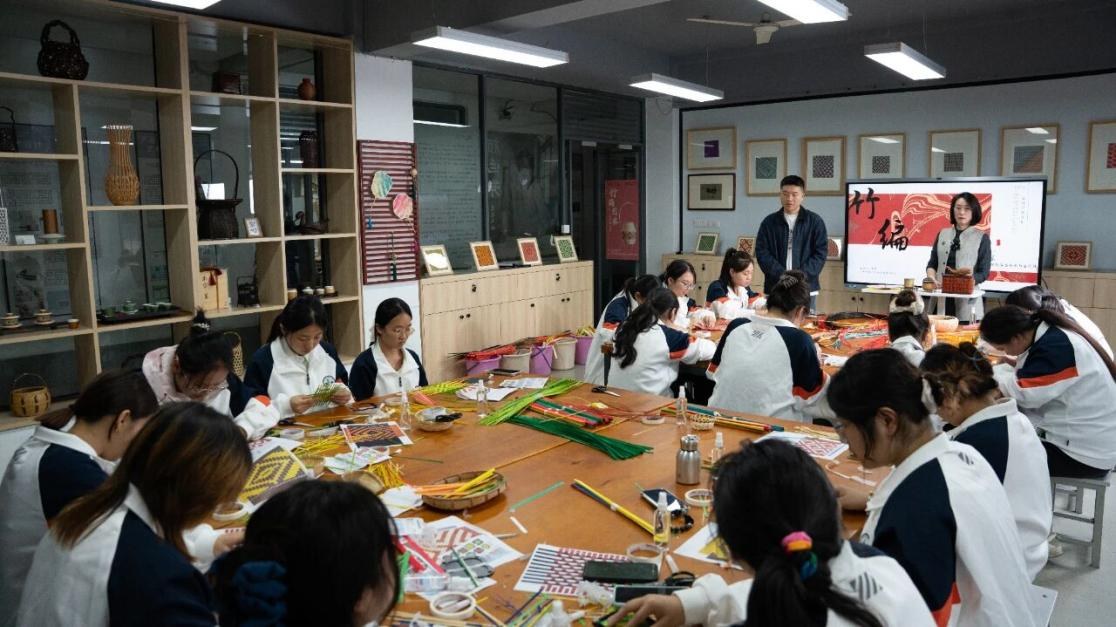 为非遗“添彩”，为青春“赋能”：江苏建院的文化育人新实践
